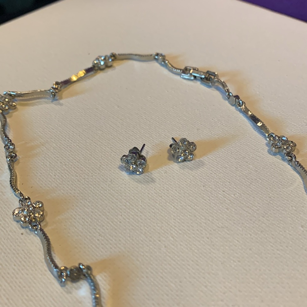 Avon Vintage Diamond Flowers Earrings & Necklace Set - Picture 4 of 5